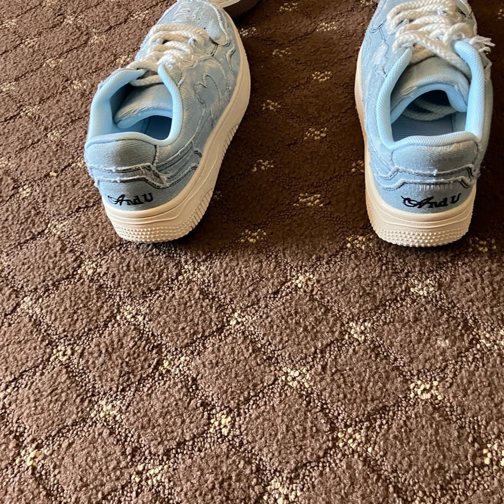 Shoes for sale reason for selling them is there to big on me